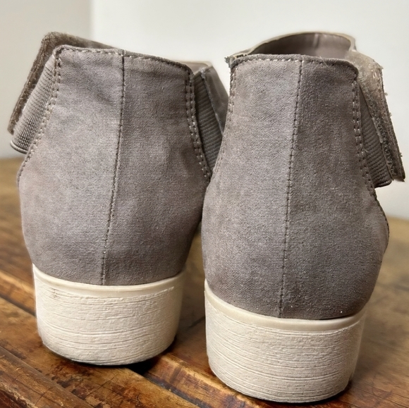 EUC Women's Sz. 7.5 Taupe/Beige Embellished Sandals - Picture 7 of 11